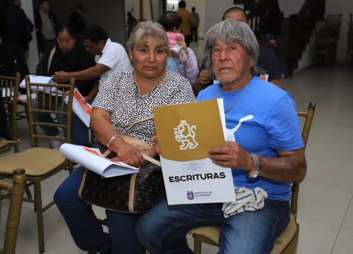 Más de 600 familias en Cadereyta reciben escrituras del IVNL, un paso importante hacia la regularización de su patrimonio.