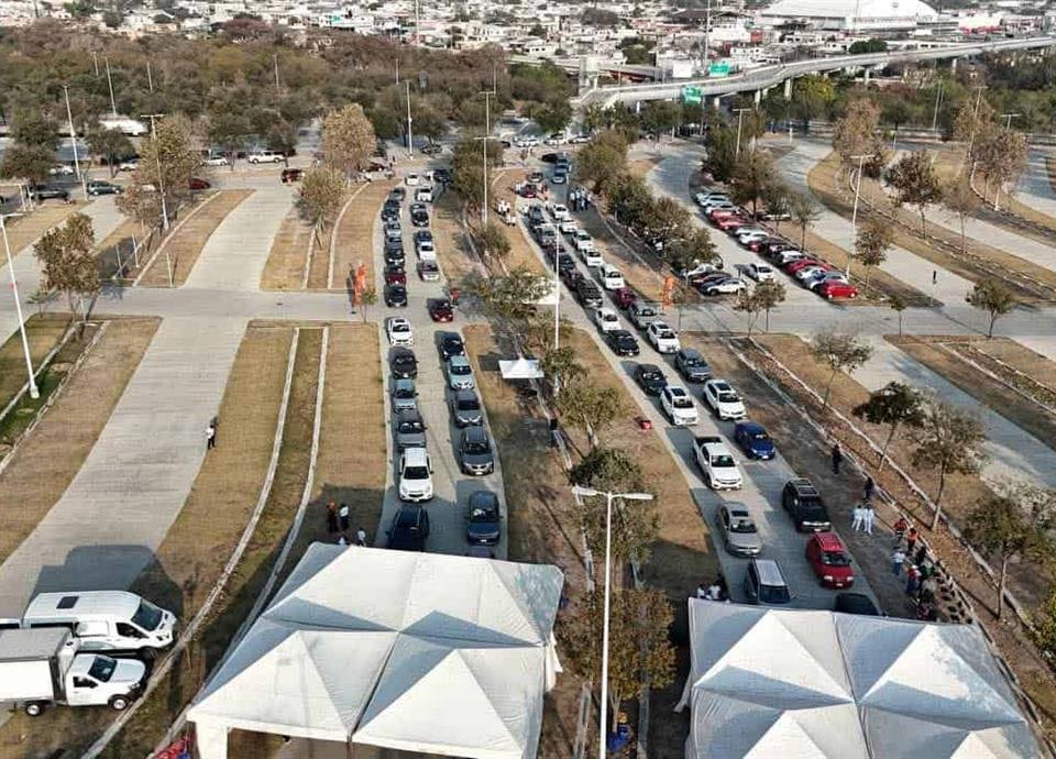 Los estadios de Rayados y Tigres se convierten en centros de vacunación, ofreciendo dosis para diversas edades.