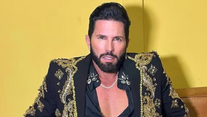 Poncho de Nigris conmueve a sus seguidores durante un podcast al hablar de su evento de boxeo que lo afectó emocionalmente.