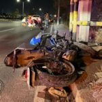 Un motociclista resultó herido en Monterrey al estrellarse contra un poste tras derrapar en la vía.
