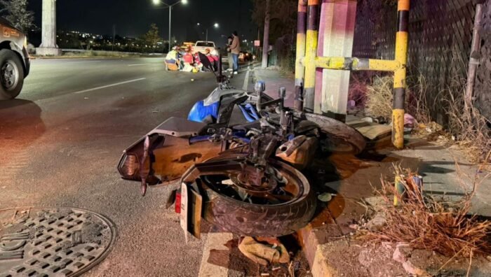 Un motociclista resultó herido en Monterrey al estrellarse contra un poste tras derrapar en la vía.