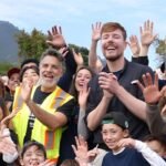 La colaboración entre Eugenio Derbez y Mr. Beast busca transformar la educación. Descubre cómo se desarrollará este proyecto innovador.