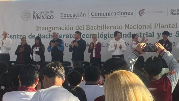 La mandataria federal llegó a García para la inauguración de un nuevo bachillerato que beneficiará a la comunidad educativa.