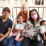 La vacunación masiva contra el sarampión genera un gran interés en la comunidad, evidenciado por las largas filas formadas.