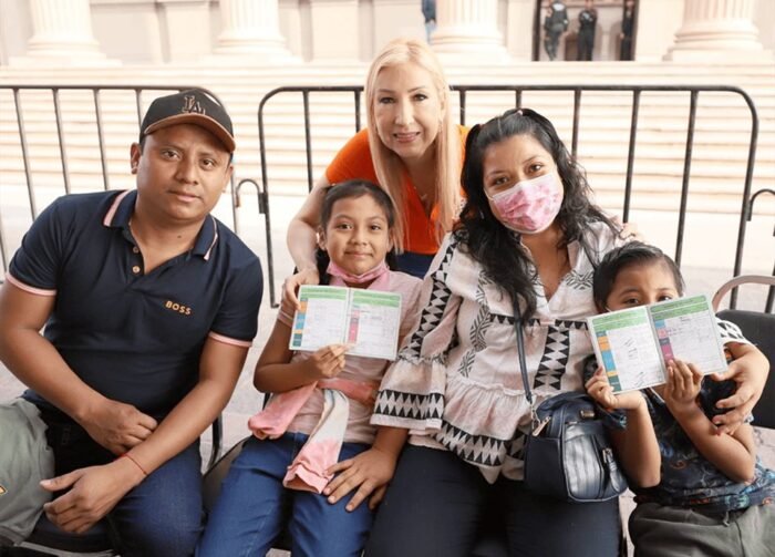 La vacunación masiva contra el sarampión genera un gran interés en la comunidad, evidenciado por las largas filas formadas.