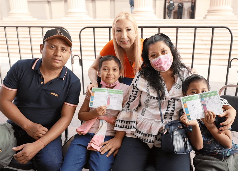 La vacunación masiva contra el sarampión genera un gran interés en la comunidad, evidenciado por las largas filas formadas.