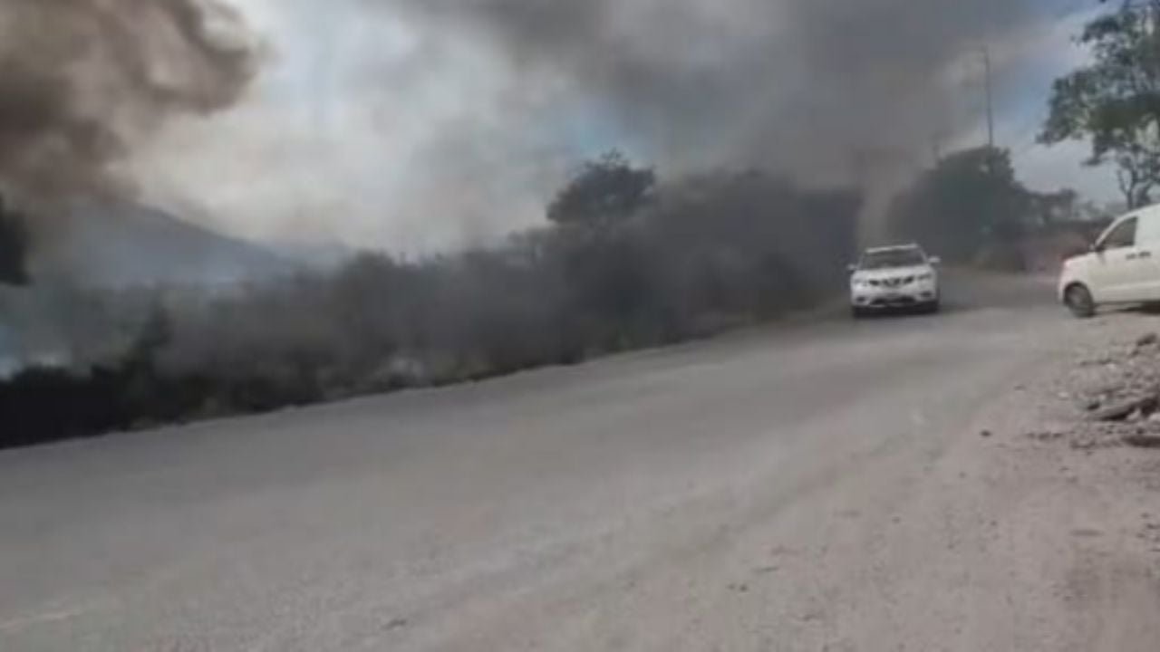 Un incendio ha consumido 10 hectáreas de pastizal en Guadalupe, afectando la región cercana a la autopista Monterrey-Reynosa.