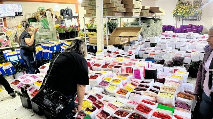 A pocas horas de San Valentín, los vendedores de Monterrey confían en un incremento notable en sus ventas de flores y regalos.