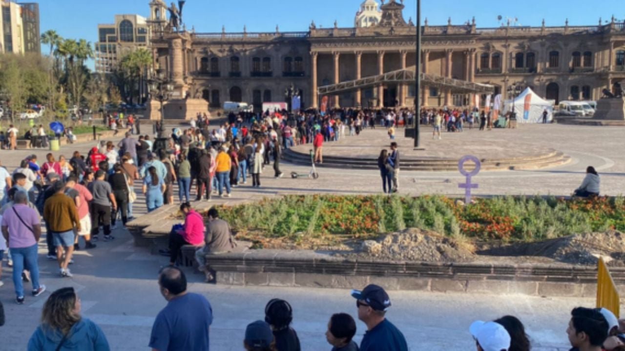 Cientos de regios se presentan en la Explanada de los Héroes para vacunarse contra el sarampión. La salud es prioridad.