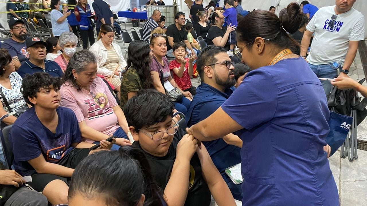 Más de 5 mil vacunas se aplicaron en San Nicolás durante una jornada nocturna, garantizando salud y bienestar.