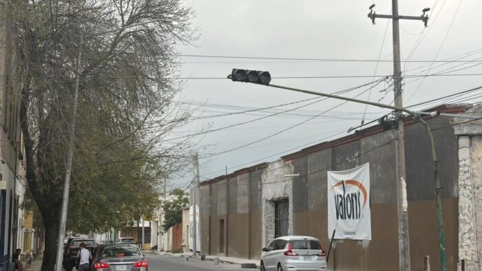 Un apagón inesperado interrumpe la vida cotidiana en el centro de Monterrey, afectando a comercios y la movilidad.