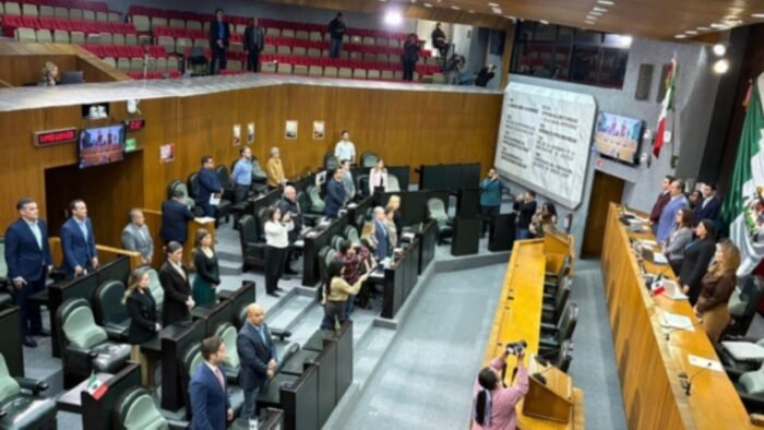 En un emotivo acto, los diputados de Nuevo León recuerdan a los elementos de seguridad fallecidos en Jalisco.