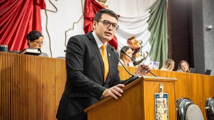 El líder de MC, Baltazar Martínez, asegura que no dejará su cargo y seguirá tabajando para la comunidad.