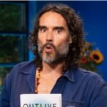 El comediante Russell Brand se declara inocente ante los cargos de abuso y espera el juicio en 2026.