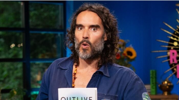 El comediante Russell Brand se declara inocente ante los cargos de abuso y espera el juicio en 2026.