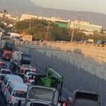Conductores lidian con horas de espera en un punto crucial, transformado en un estacionamiento improvisado.
