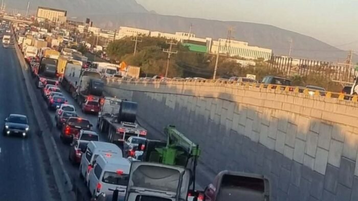 Conductores lidian con horas de espera en un punto crucial, transformado en un estacionamiento improvisado.