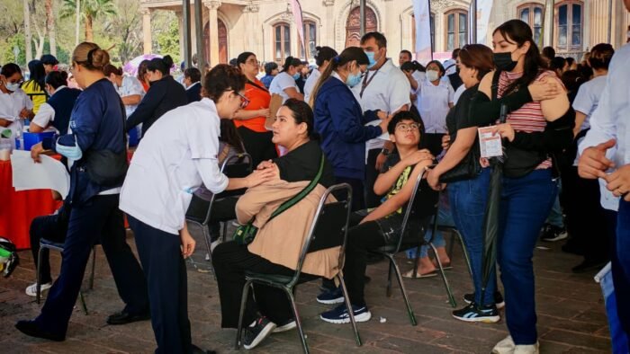 Este fin de semana, cientos de familias en Nuevo León se reúnen para vacunarse contra el sarampión en la Macrobrigada.
