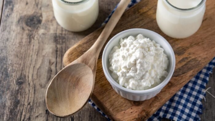 Descubre los increíbles beneficios del kéfir, considerado un elixir de la longevidad que mejora la salud intestinal.