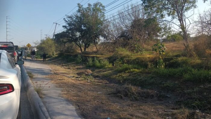Un hallazgo macabro al costado de la carretera Apodaca-Juárez revela un cuerpo en avanzado estado de descomposición.