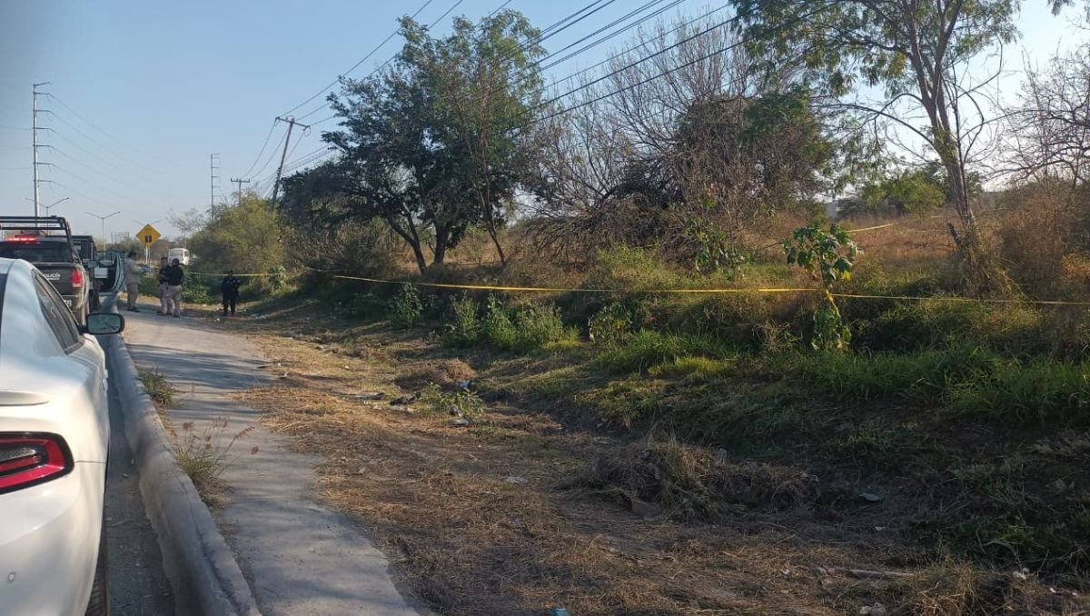 Un hallazgo macabro al costado de la carretera Apodaca-Juárez revela un cuerpo en avanzado estado de descomposición.