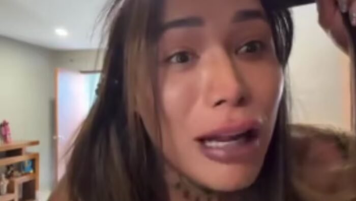 Durante una transmisión en vivo, Karina Torres se enfrenta a un fan que invade su privacidad pidiendo una foto.