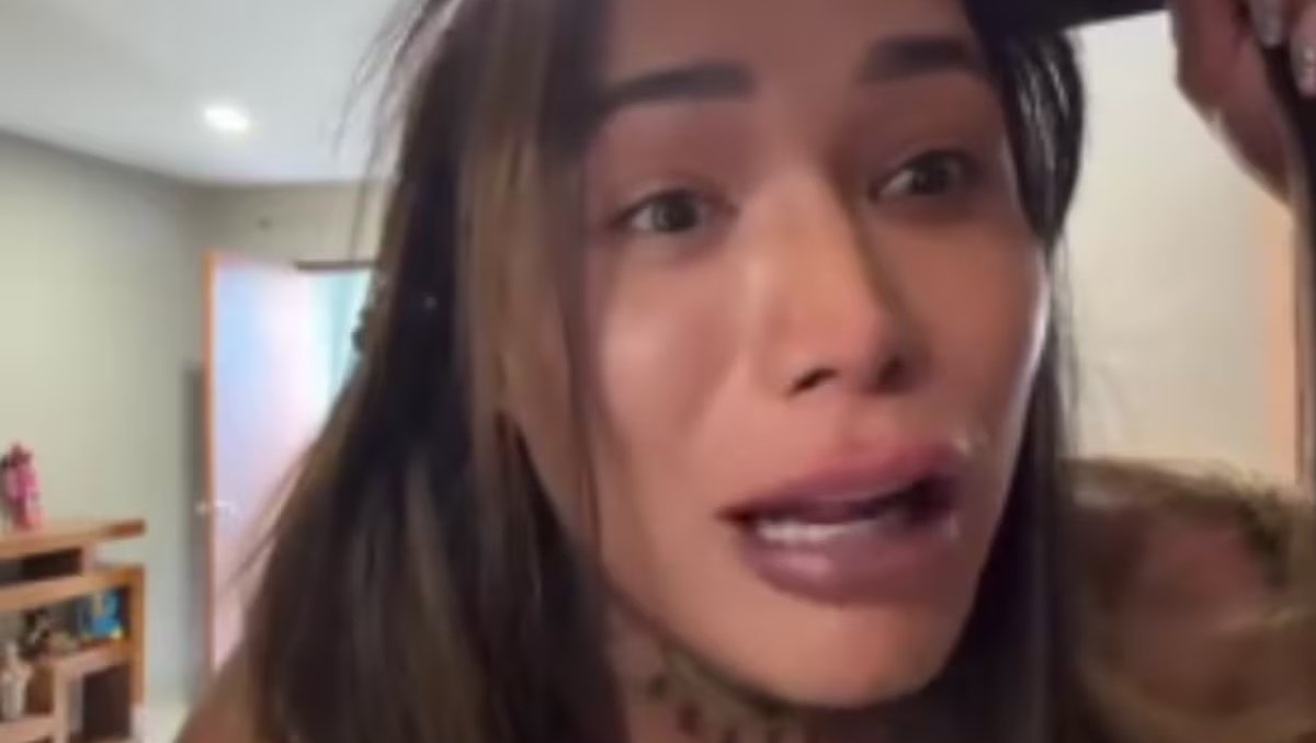 Durante una transmisión en vivo, Karina Torres se enfrenta a un fan que invade su privacidad pidiendo una foto.