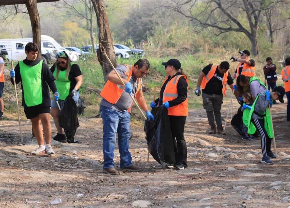 Una jornada de limpieza en el río Ramos reunió a voluntarios y trabajadores municipales, impulsando un mensaje de conciencia ambiental.