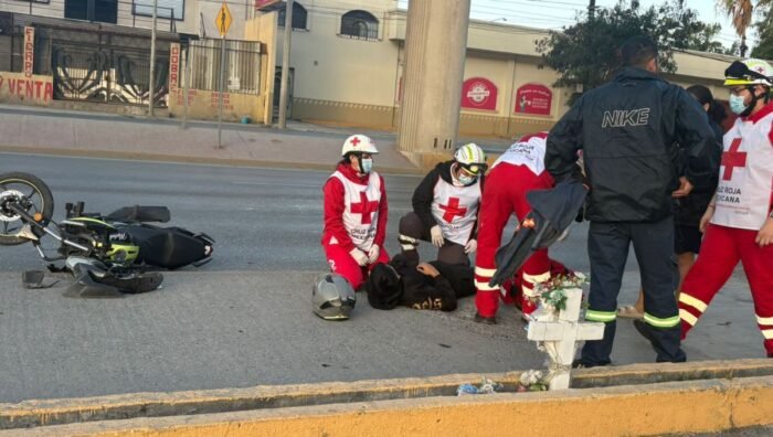 Un accidente en la avenida Aztlán dejó a un motociclista herido, movilizando a servicios de emergencia en Monterrey.