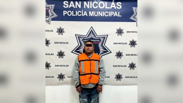 Un joven de 23 años fue arrestado tras ser sorprendido robando dinero en efectivo de una tienda.