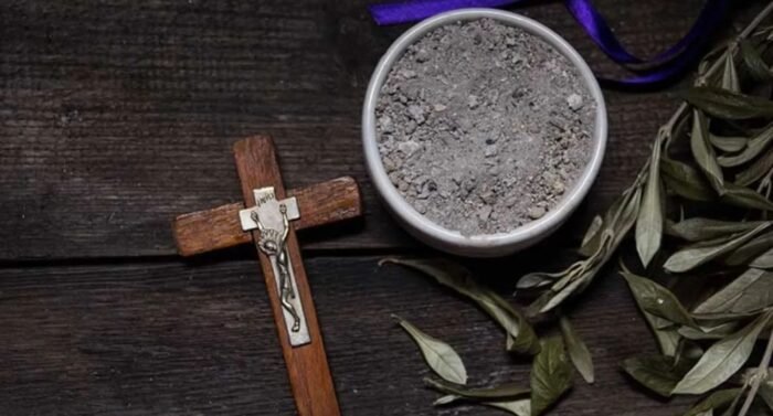 Descubre el simbolismo detrás de la quema de palmas en el Miércoles de Ceniza y su importancia para los católicos.