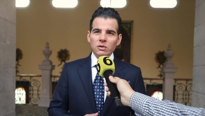 El secretario de Gobierno, Miguel Flores, rechaza la comparación de Nuevo León con otras entidades y defiende su posición ante Morena.