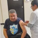 Familias de NL aprovechan asueto para vacunarse en Centros de Salud