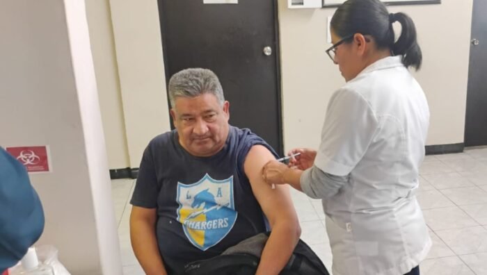 Familias de NL aprovechan asueto para vacunarse en Centros de Salud