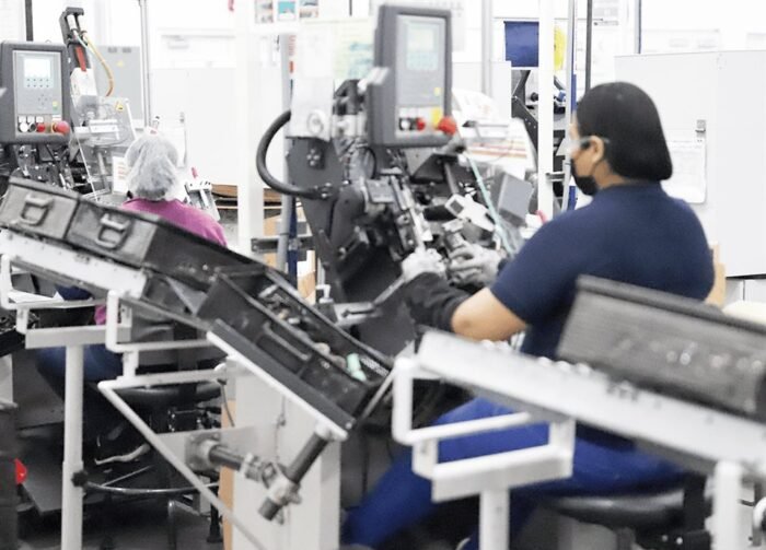 Nuevo León destaca en generación de empleo, mientras el país enfrenta la pérdida de miles de puestos de trabajo.