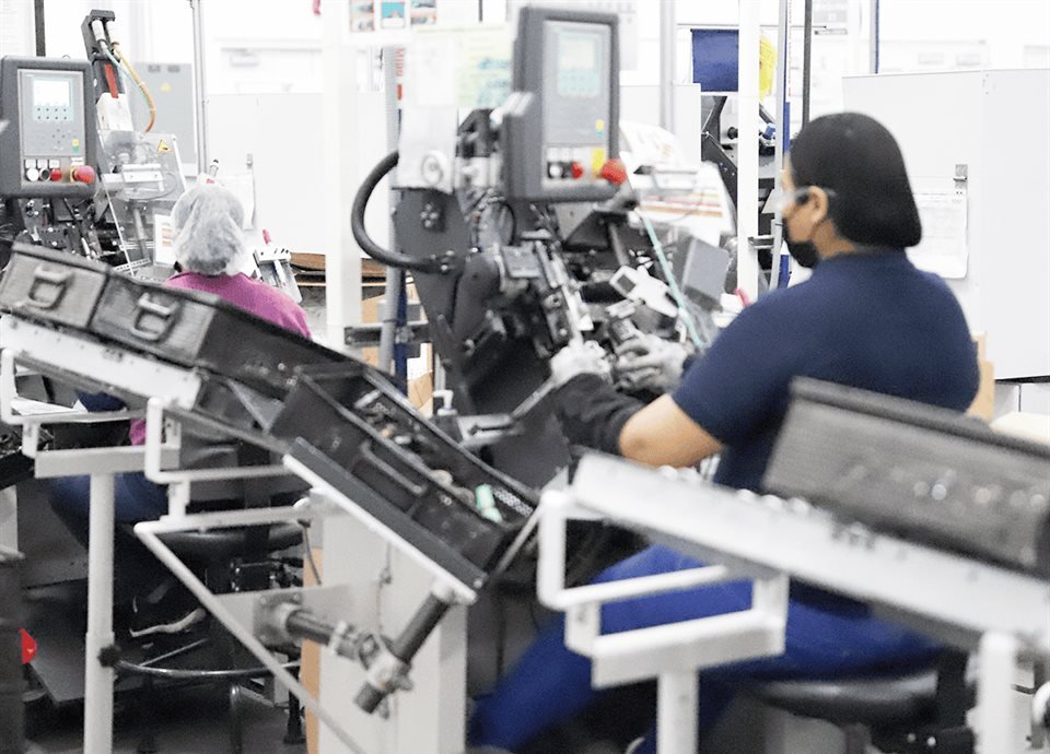 Nuevo León destaca en generación de empleo, mientras el país enfrenta la pérdida de miles de puestos de trabajo.