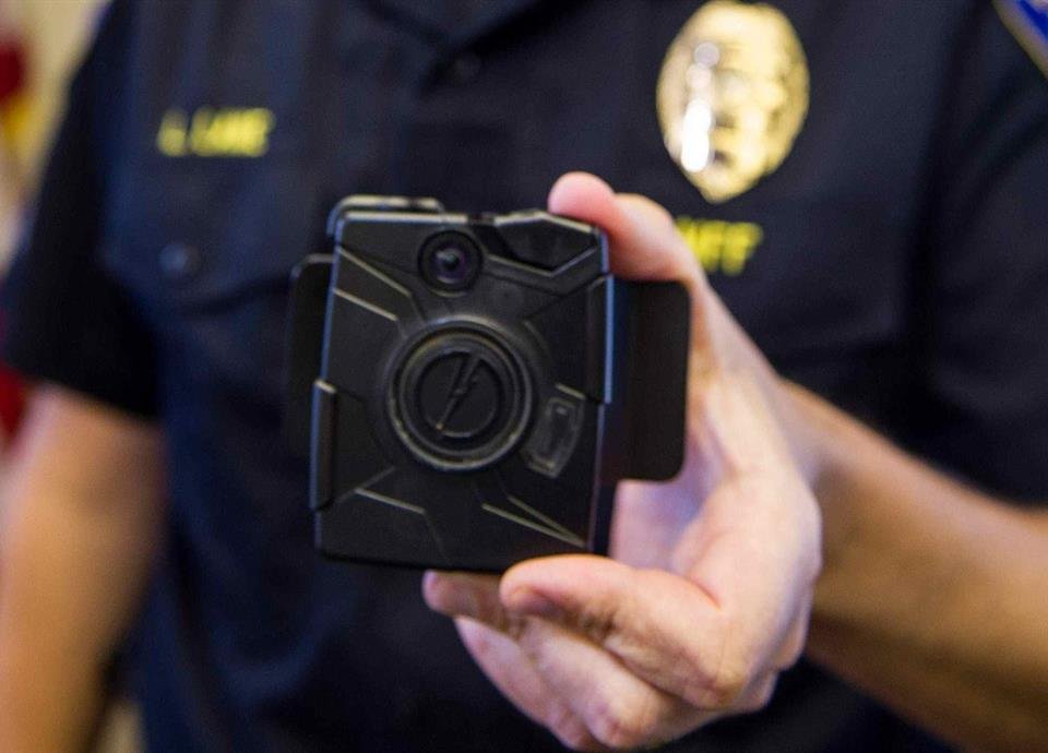 La reciente aprobación para obligar el uso de cámaras de solapa a policías busca fomentar una mayor transparencia en su labor.