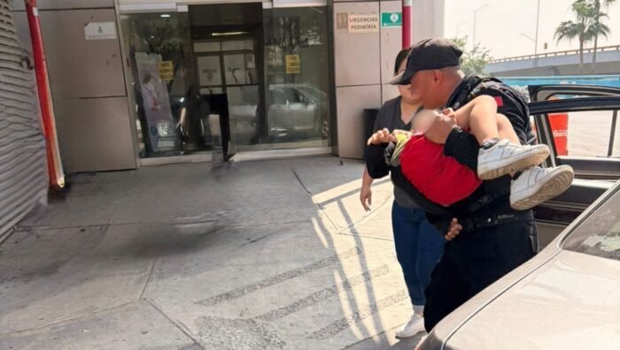 Un menor en convulsiones fue salvado por policías en Guadalupe, quienes lo escoltaron rápidamente al hospital.