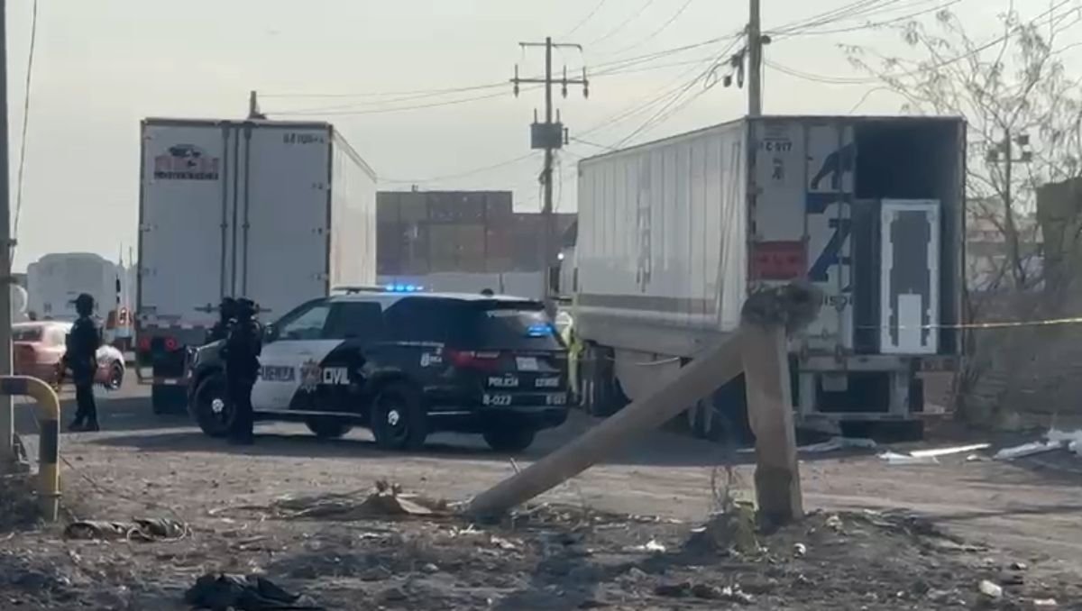 Cinco hombres fueron arrestados tras una persecución por un tráiler con refrigeradores robados en Escobedo, Nuevo León.