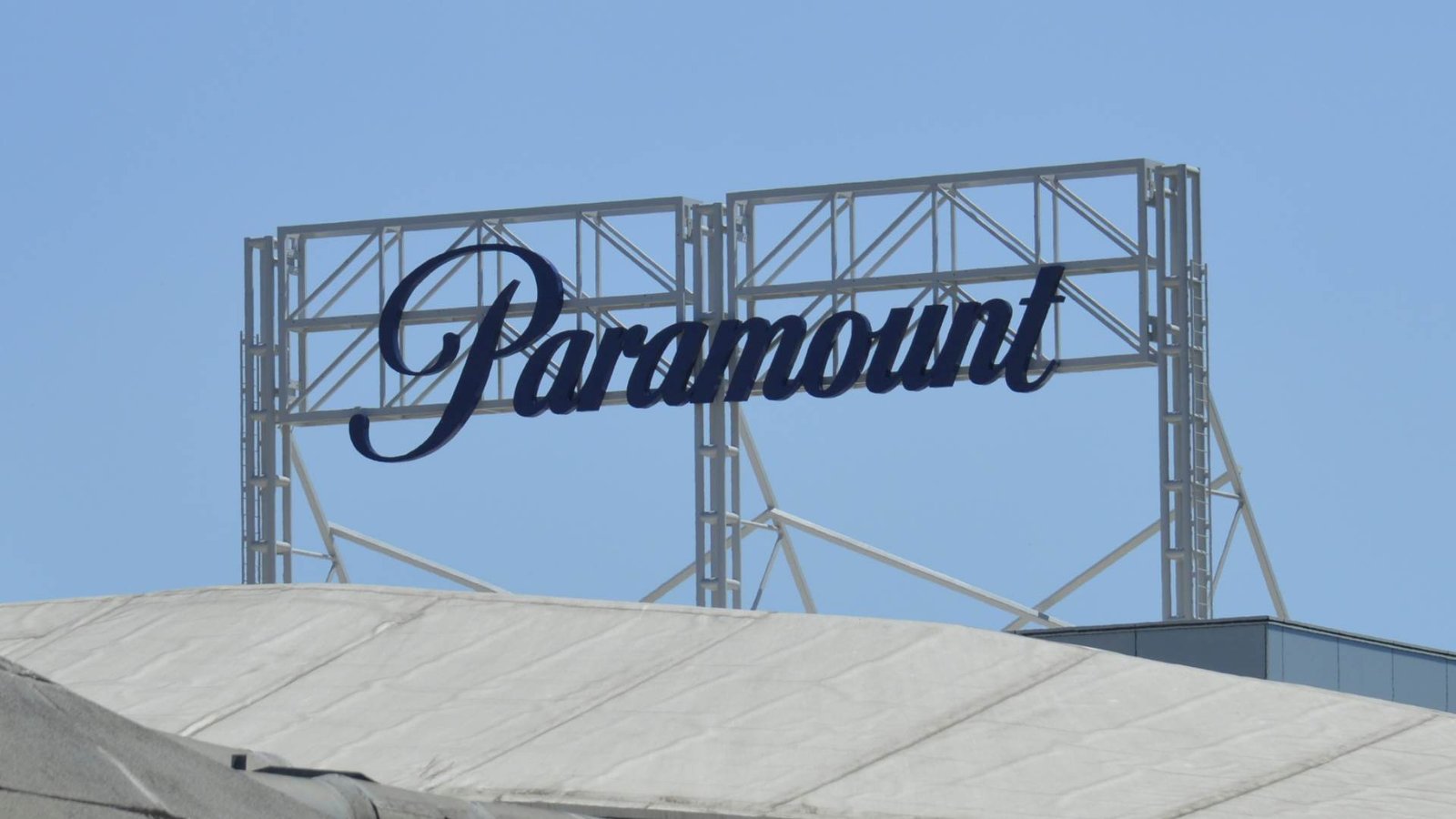 Paramount lanza una oferta de 31 dólares por acción para Warner Bros en un intento por mejorar la propuesta actual de Netflix.