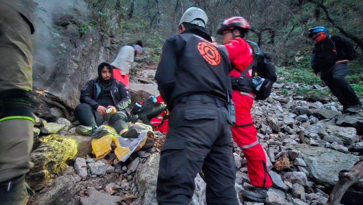 Rescatan a persona que se lesionó en el cerro de Las Mitras Monterrey
