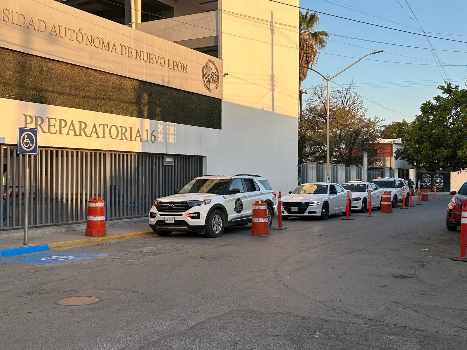 Tras amenazas de violencia, se intensifica la seguridad en Prepa 16 con inspecciones preventivas y apoyo canino.