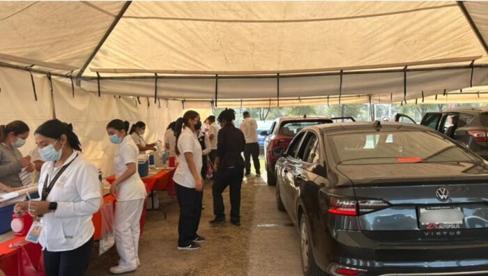 La salud pública se fortalece en Monterrey con la vacunación de familias contra el sarampión en el estadio de Rayados.