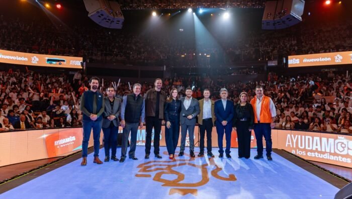 El gobernador Samuel García lanza un programa para facilitar el transporte público a estudiantes en Nuevo León.