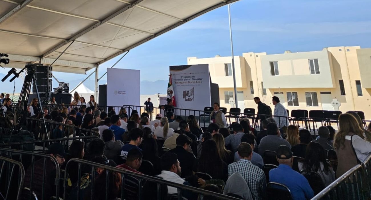 La Presidenta Claudia Sheinbaum visitó Juárez para entregar casas del Bienestar, atrayendo a miles de personas y generando gran expectativa.