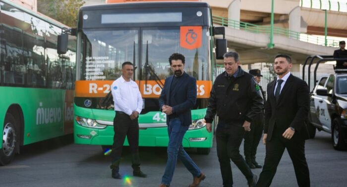 Samuel García incrementa la eficiencia de la Ruta 226 al entregar 30 nuevas unidades para mejorar el transporte urbano.