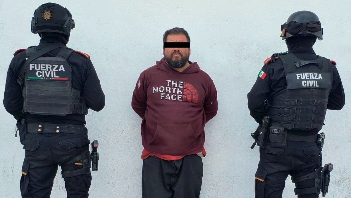 Un hombre fue capturado tras irrumpir con un cuchillo en un evento de funcionarios en Escobedo, NL. Conoce los detalles.