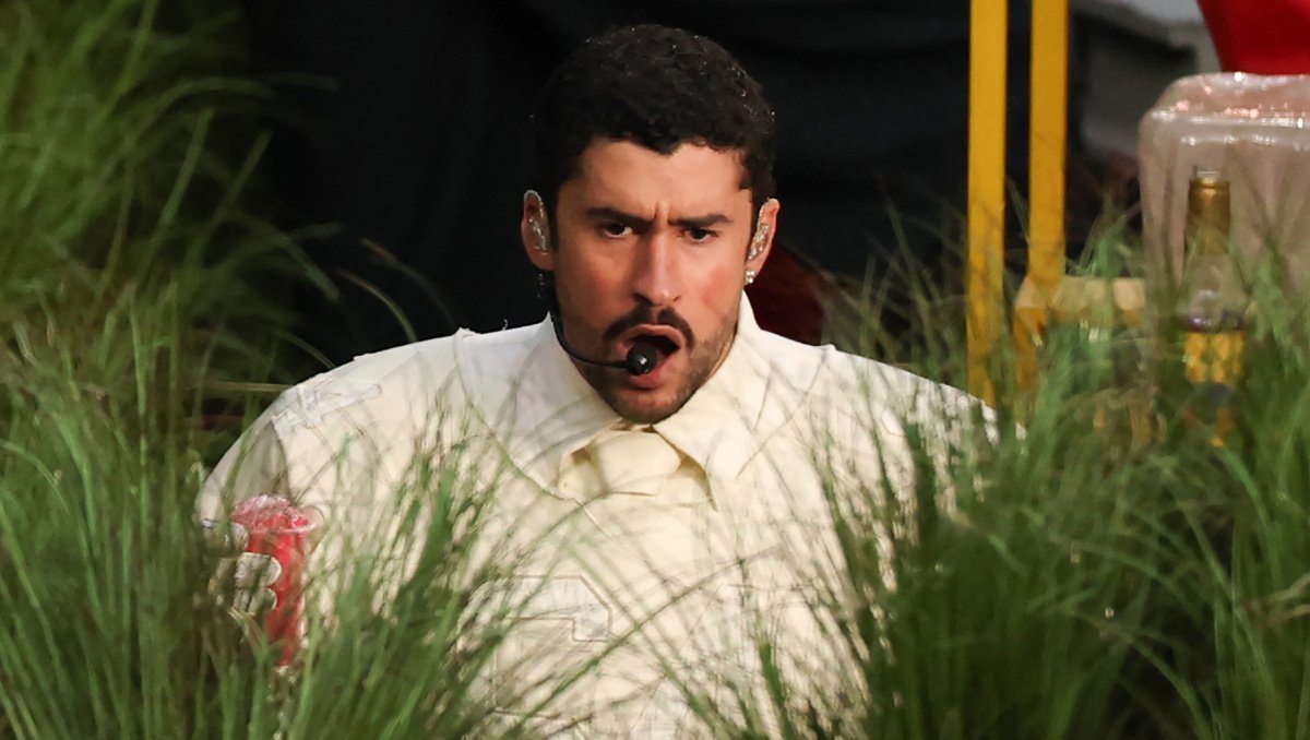 Una reciente encuesta indica que los estadounidenses sienten que Bad Bunny los representa mejor que el expresidente Trump.