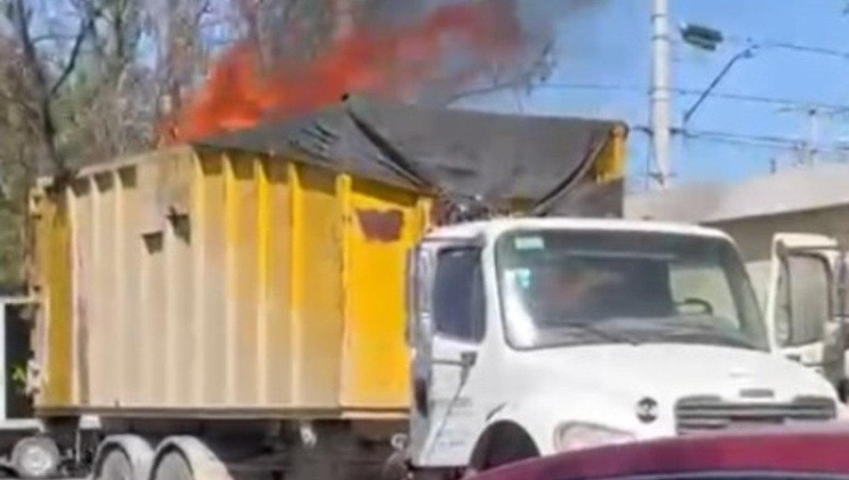 Dos camiones incendiados en Apodaca generan preocupación; las autoridades investigan las causas detrás de este incidente.