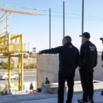 Samuel realiza un recorrido para verificar las obras del nuevo Cuartel General de la Fuerza Civil en progreso.